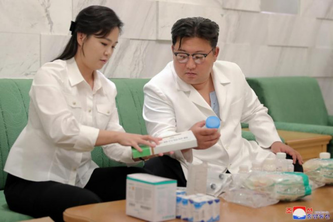 Triều Tiên bùng phát dịch bệnh mới giữa bão COVID-19 - 1