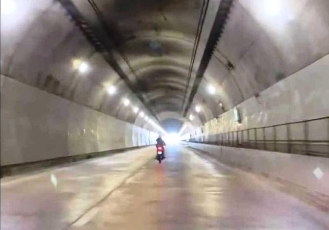 Truy tìm thanh niên liều lĩnh vượt chốt cấm, xuyên hầm đường bộ Hải Vân bằng xe máy - 1