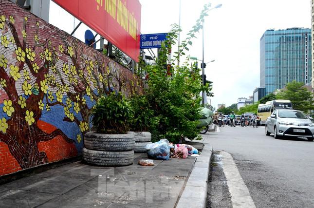 Con đường gốm sứ ở Hà Nội bong tróc, nhếch nhác vì rác thải - 6