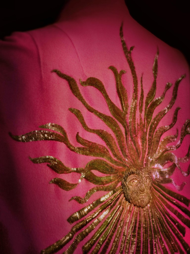 "Mẹ đẻ của màu hồng hot pink" mở triển lãm tại kinh đô thời trang - 1