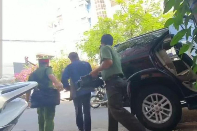 Công anđang tống đạt quyết định khởi tốcá c bị can tại CDC Khánh Hòa-2