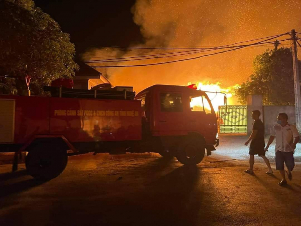 Cháy lớn tại cụm Khu công nghiệp Nghệ An - 3
