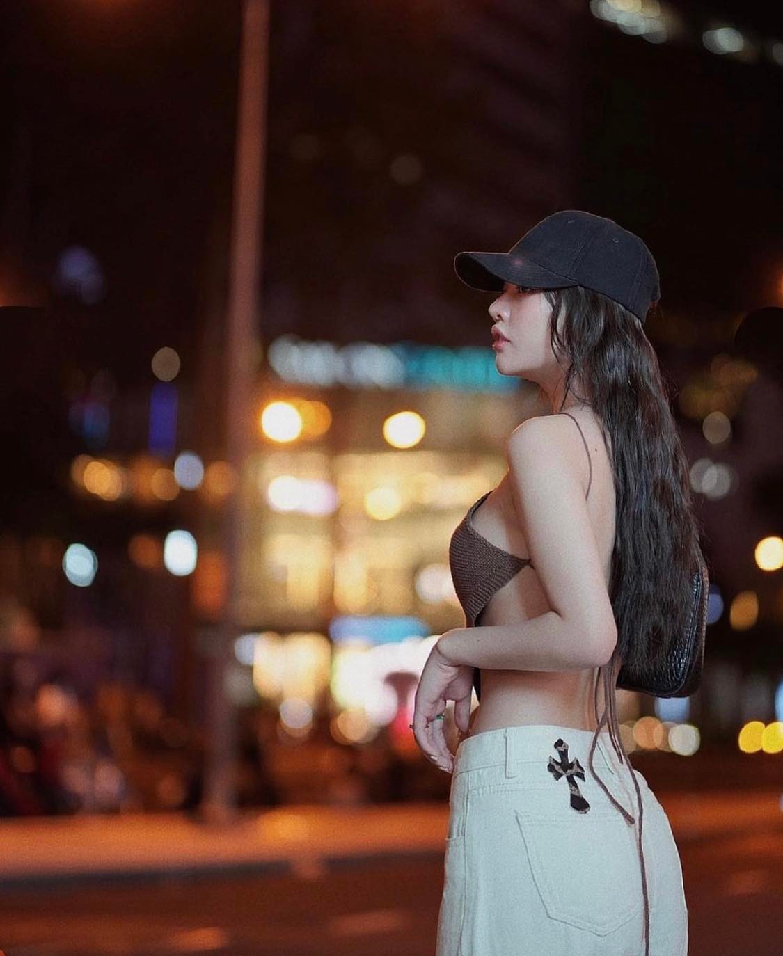Cô gái Sài thành diện áo yếm nổi bật nhất phố vì khoe trọn "võng lưng ong" nõn nà - 1