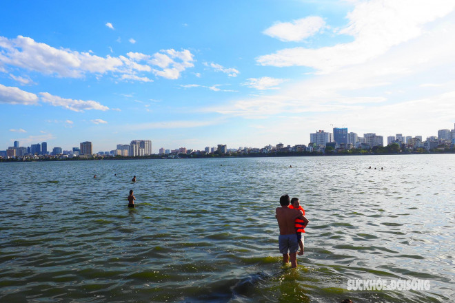 Nắng nóng 40 độ C, người Hà Nội dắt thú cưng xuống Hồ Tây giải nhiệt - 2