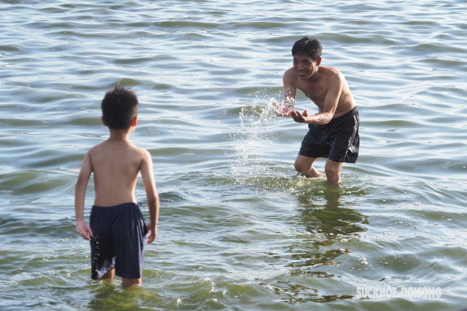 Nắng nóng 40 độ C, người Hà Nội dắt thú cưng xuống Hồ Tây giải nhiệt - 5
