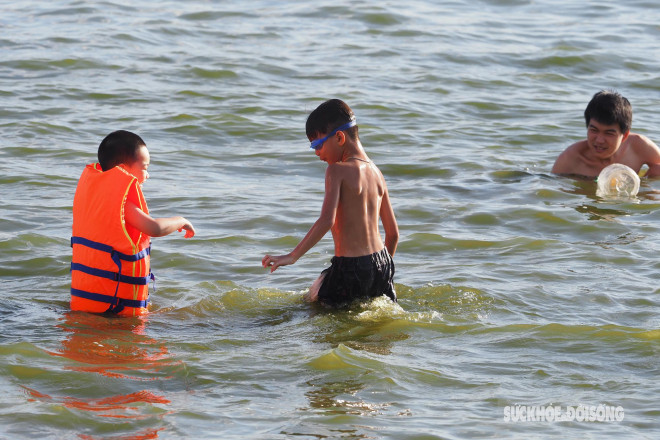 Nắng nóng 40 độ C, người Hà Nội dắt thú cưng xuống Hồ Tây giải nhiệt - 3