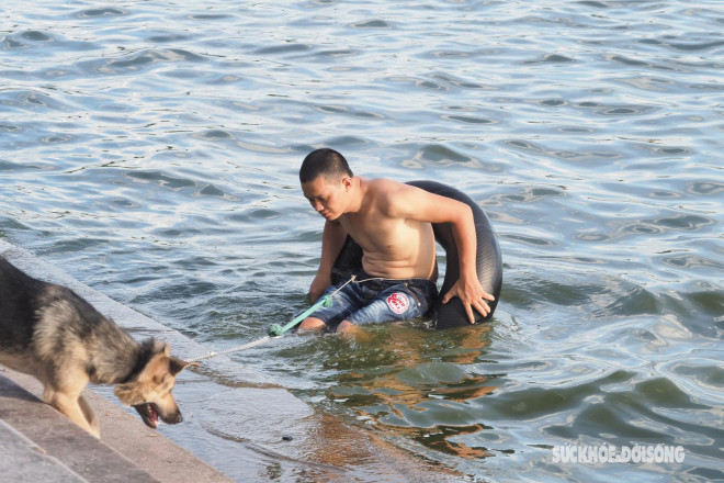 Nắng nóng 40 độ C, người Hà Nội dắt thú cưng xuống Hồ Tây giải nhiệt - 8
