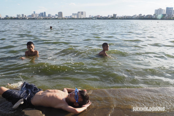 Nắng nóng 40 độ C, người Hà Nội dắt thú cưng xuống Hồ Tây giải nhiệt - 12