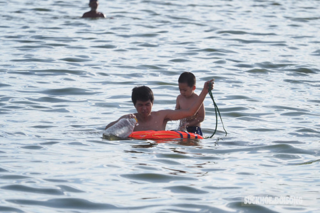 Nắng nóng 40 độ C, người Hà Nội dắt thú cưng xuống Hồ Tây giải nhiệt - 14