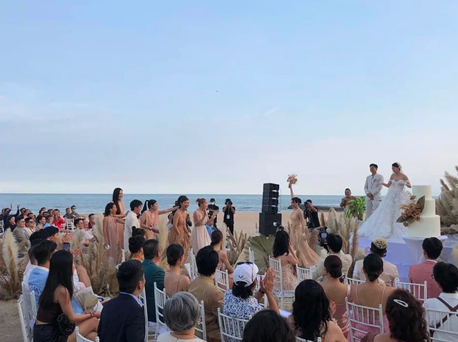 Người đẹp bắt được hoa trong đám cưới Minh Hằng hết hồn vì sự cố bất ngờ - 1