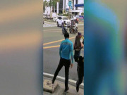 Clip: Người phụ nữ nhổ nước bọt, tấn công cảnh sát gây bức xúc