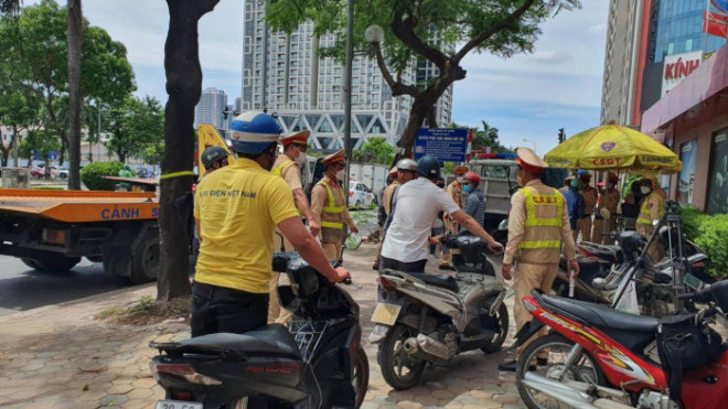 Ngày đầu cao điểm, tài xế &#34;ma men&#34; đổ mồ hôi tìm xe về nhà giữa nắng nóng - 1