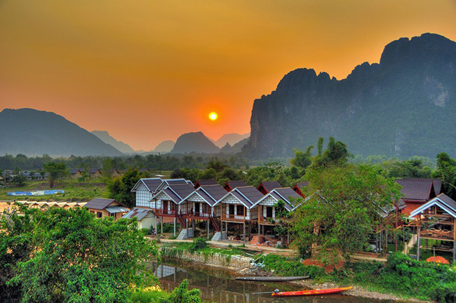 Vang Vieng: Nằm cách Thủ đô Viêng Chăn của Lào khoảng 155km về phía bắc trên đường đến Luang Prabang, thị trấn nhỏ này được bao phủ bởi những dãy núi xanh rộng lớn. Vang Vieng được mệnh danh là vùng quê yên bình với không khí trong lành, mát mẻ. 
