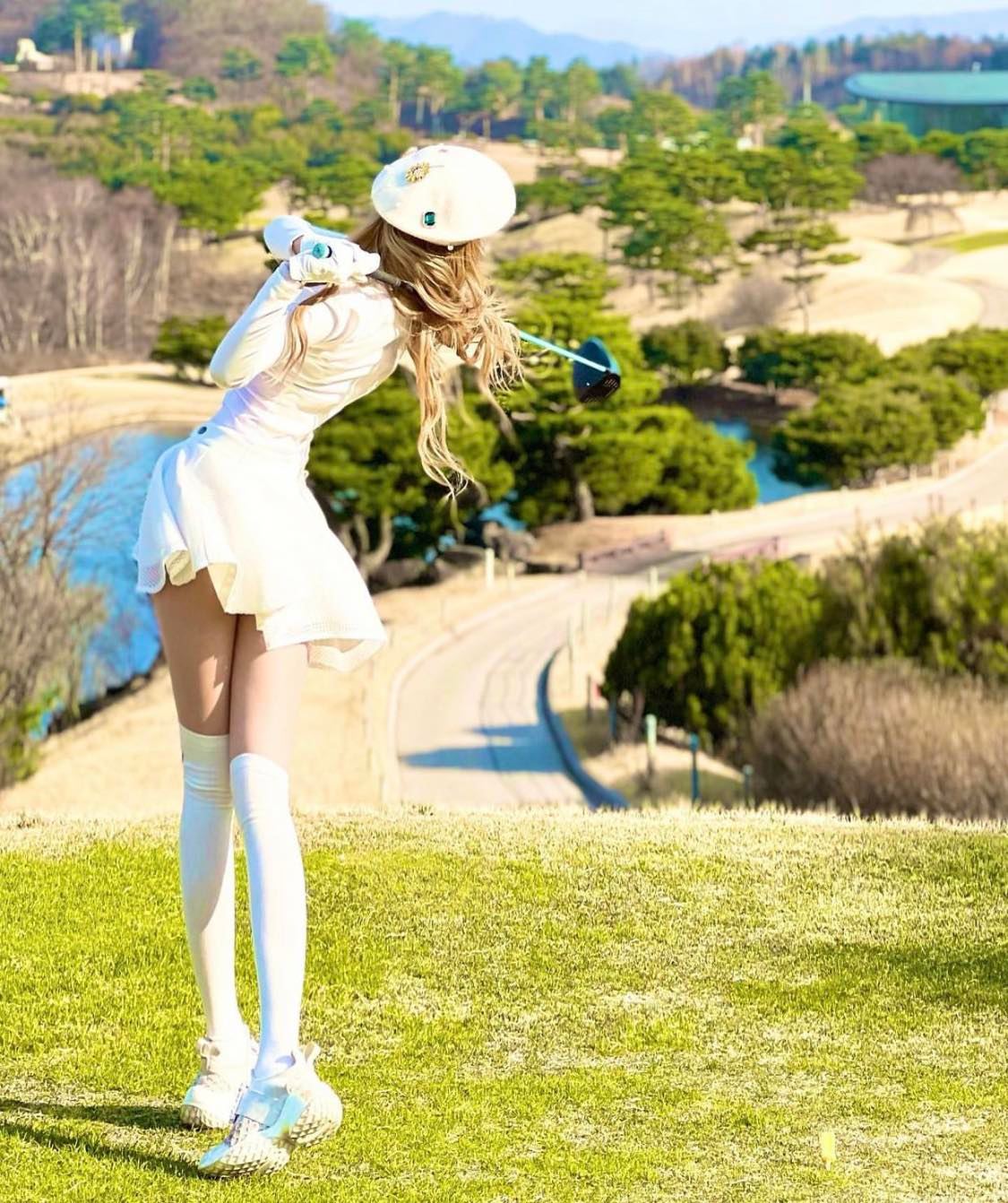 "Hot girl dược phẩm" khoe vóc dáng mĩ miều với bộ sưu tập váy chơi golf nữ tính - 1