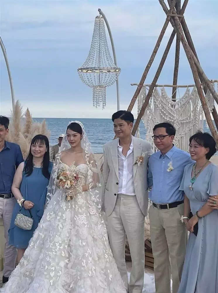 Chồng Minh Hằng quẩy cực sung trong đám cưới, lộ chi tiết khiến mọi người chú ý - 1