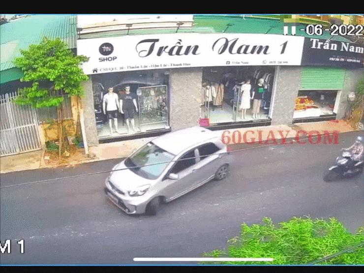 Clip: Hàng loạt xe đi vào làn khẩn cấp trên cao tốc chắn đường xe cứu ...