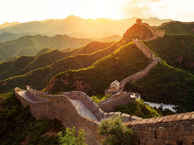 Việc xây dựng Vạn Lý Trường Thành mất tới hơn 1800 năm. Vào năm 221 trước Công nguyên, khi Tần Thủy Hoàng thống nhất Trung Quốc và lập ra nhà Tần, ông đã bắt đầu xây dựng bức tường dài 5000km để bảo vệ lãnh thổ của mình. 
