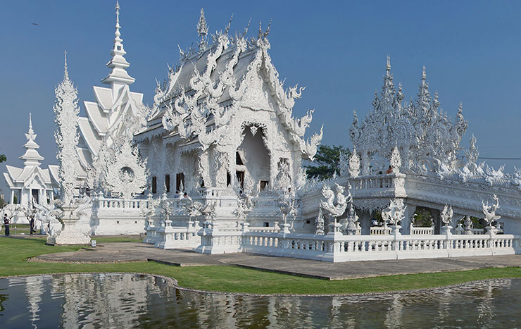 1. Ở phía đông bắc Thái Lan có một ngôi đền Wat Rong Khun đặc biệt gây ấn tượng cho hầu hết mọi người khi lần đầu nhìn thấy nó.
