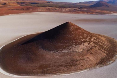 Kim tự tháp bí ẩn giữa cánh đồng muối, có hình nón hoàn hảo nhất TG