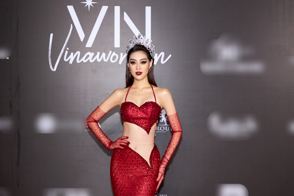 Thảm đỏ bán kết Hoa hậu Hoàn vũ VN 2022: Khánh Vân gợi cảm với đầm cut-out - 1