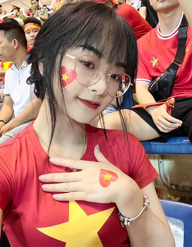 "Thánh nữ bi-a" từng "gây bão" sân Mỹ Đình tiết lộ thu nhập bất ngờ, gây tranh cãi vì điều này - 1