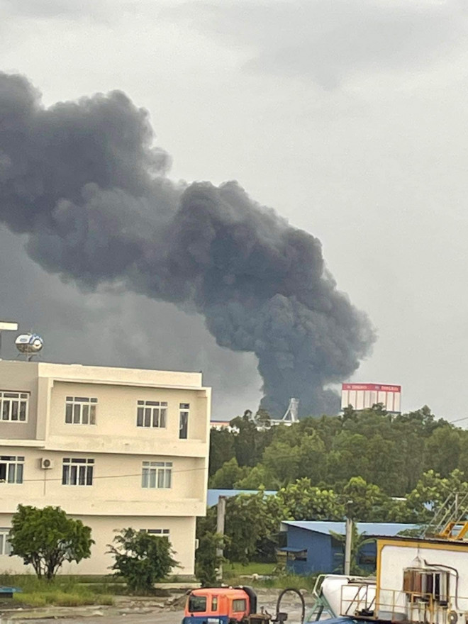 Cháy lớn ở Khu Công nghiệp Long Giang - 1