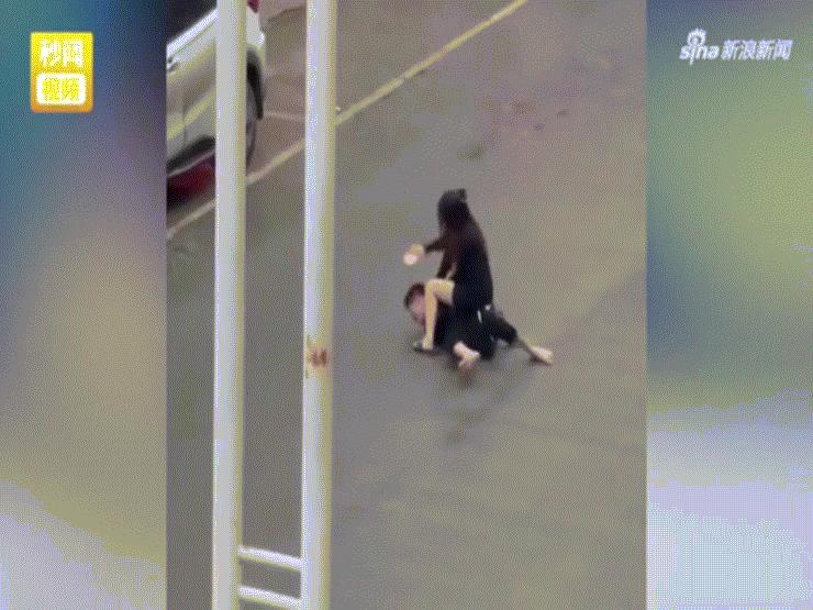 Cô gái khóa chặt bạn trai dưới đất, dùng điện thoại đập tới tấp vào mặt