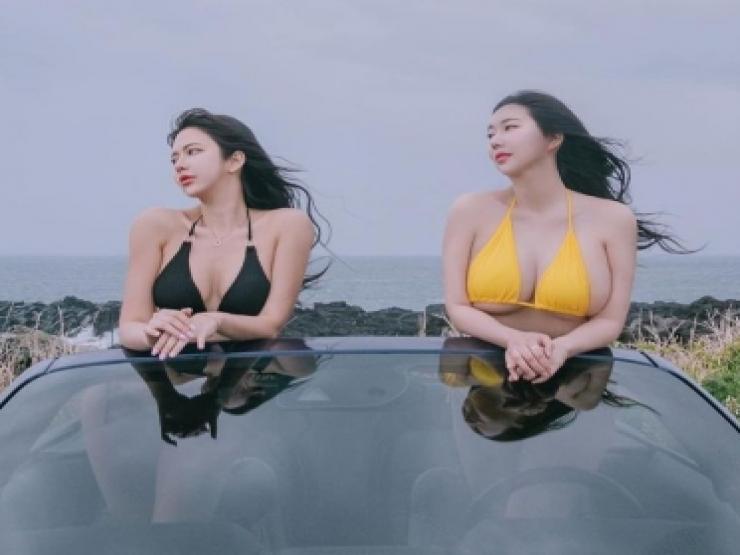 Body nóng từng centimet của 2 cô gái mặc bikini hóng gió trên nóc ô tô gây chú ý
