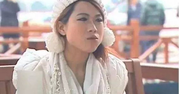 Ảo tưởng sinh ra trong gia đình giàu có, cô gái bắt bố mẹ xét nghiệm ADN - 1
