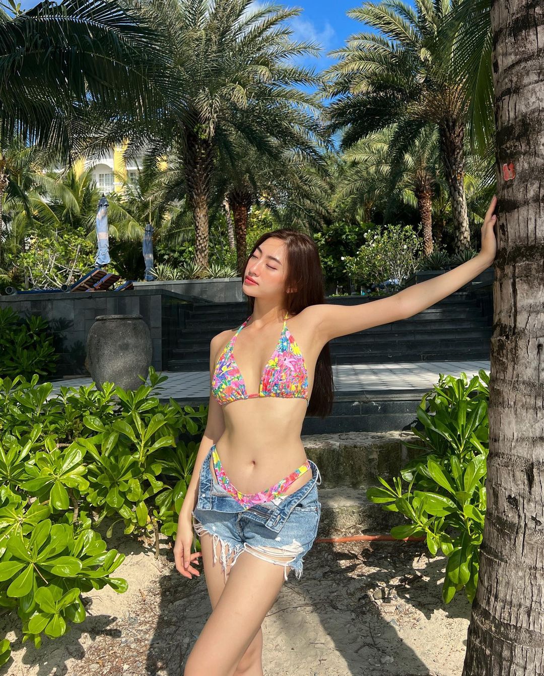 Cô gái đẹp nhất Cao Bằng mặc quần trễ với bikini khoe khéo đôi chân 1m22 - 4