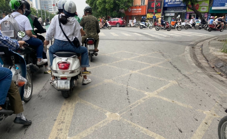 Đi xe, dừng xe vào vạch mắt võng trên đường có vi phạm không? - 1