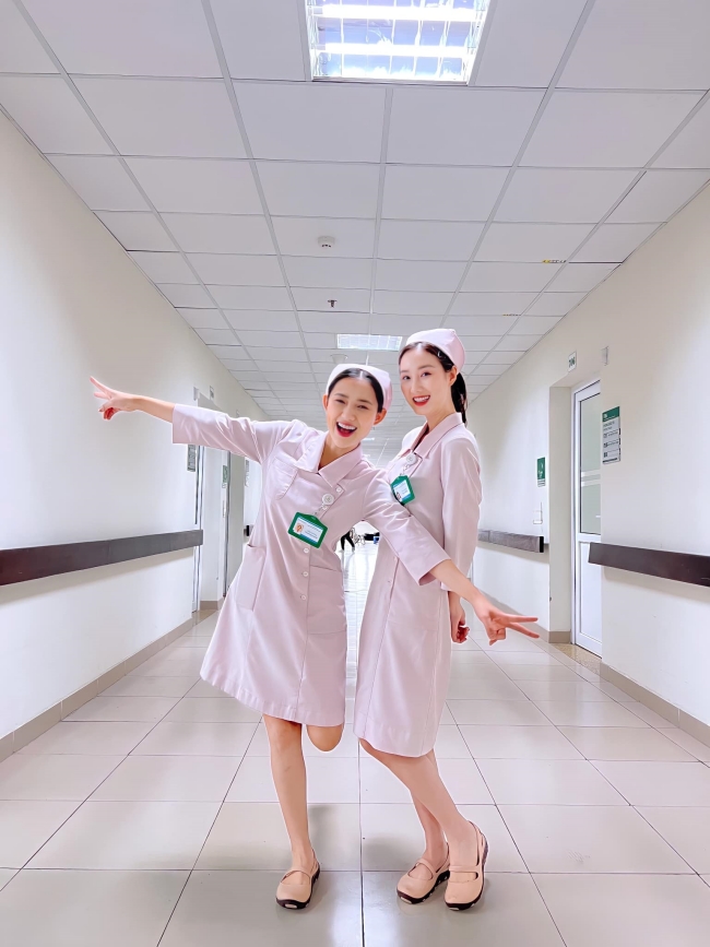 Mới đây trên trang Facebook cá nhân, diễn viên Trang Cherry gây chú ý khi đăng tải ảnh chụp cùng Hoàng Khánh Ly. Cả hai diện trang phục y tá và hé lộ đây là tạo hình nhân vật cho dự án phim 'Tình đầu tình cuối'.
