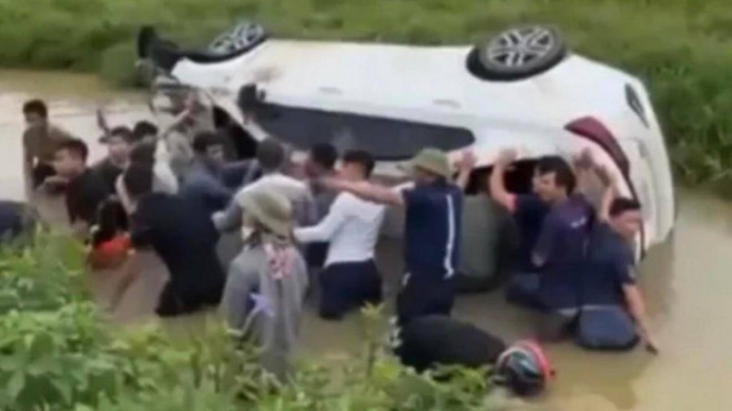 Hàng chục người lội mương cứu nữ tài xế và 2 trẻ nhỏ kẹt trong ô tô bị lật - 1