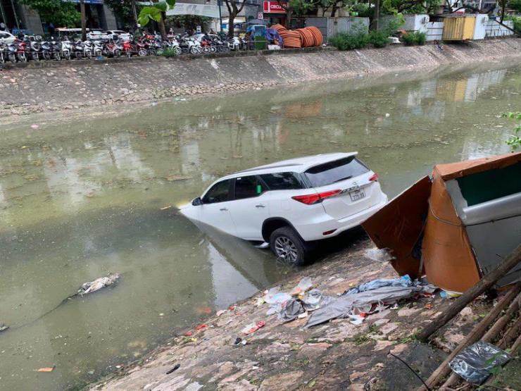 Không quen xe số tự động, tài xế cho ô tô ”tắm” sông Kim Ngưu
