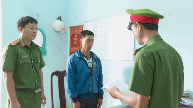 Bắt tạm giam người cha dùng kéo đâm trọng thương con trai - 1