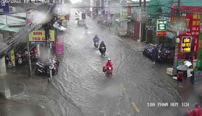 Nhiều nơi ở TP HCM đang mưa lớn, cảnh báo ngập, người dân cần lưu ý