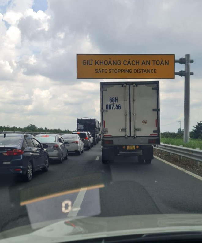 Cao tốc Trung Lương - Mỹ Thuận kẹt xe do... thu phí thử - 1