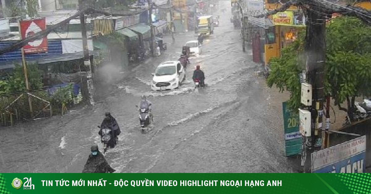 Hình ảnh người dân chật vật vượt ngập trong mưa cực lớn ở TP HCM
