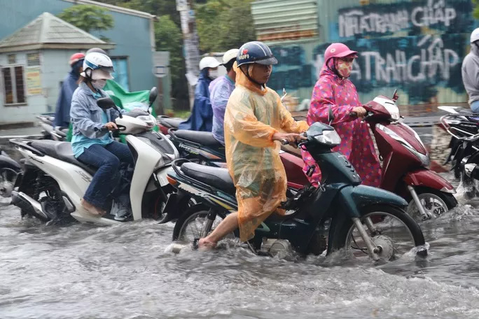 Hình ảnh người dân chật vật vượt ngập trong mưa cực lớn ở TP HCM - 2