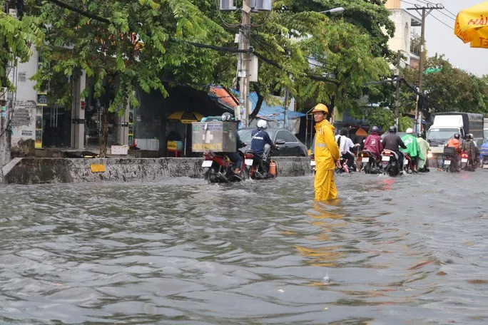 Hình ảnh người dân chật vật vượt ngập trong mưa cực lớn ở TP HCM - 3