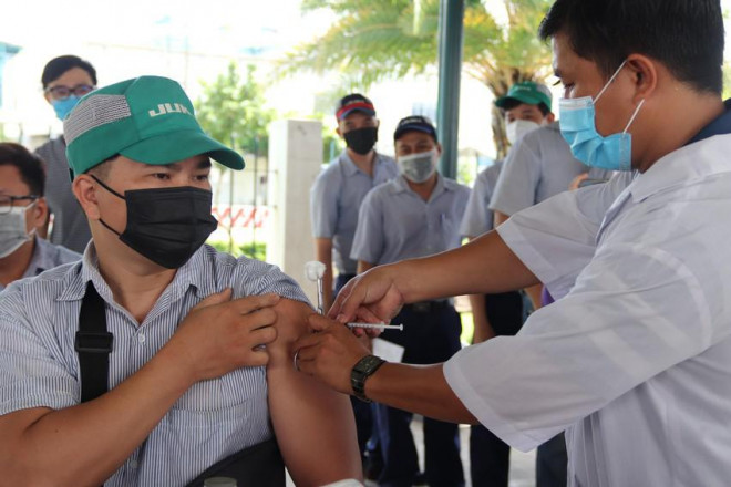 Người dân ở TP.HCM không tiêm vaccine COVID-19 mũi 3, 4 phải ký cam kết - 1