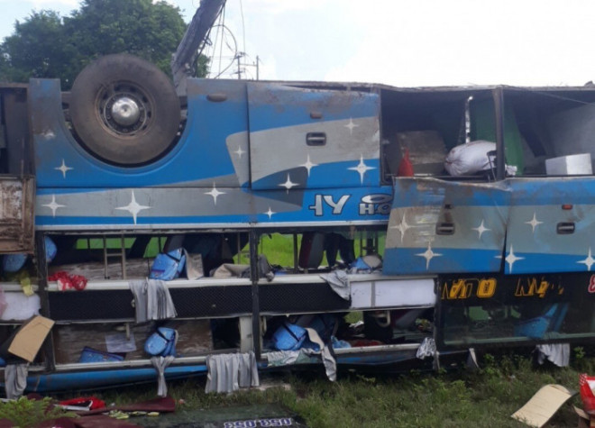 Lật xe khách chở 33 người trên QL1 qua Bình Thuận, 11 hành khách bị thương - 3