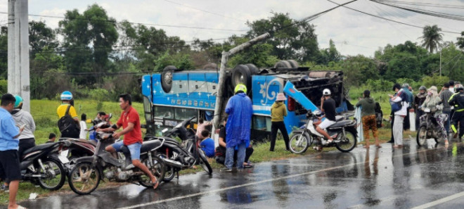 Lật xe khách chở 33 người trên QL1 qua Bình Thuận, 11 hành khách bị thương - 1