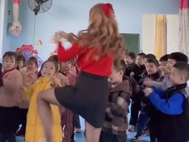 Cô giáo mầm non mặc váy ngắn cũn nhảy múa bị cư dân mạng Việt chỉ trích