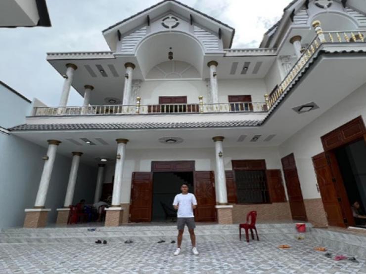 Choáng với căn nhà như ”biệt phủ” của cầu thủ U23 Việt Nam vừa xây báo hiếu cha mẹ