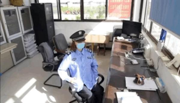 Trung Quốc: Một nhà máy gây phẫn nộ vì cho ma-nơ-canh ngồi làm nhân viên trực phòng cứu hỏa - 1