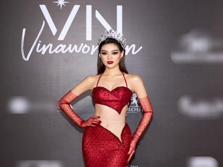 Thảm đỏ bán kết Hoa hậu Hoàn vũ VN 2022: Khánh Vân gợi cảm với đầm cut-out