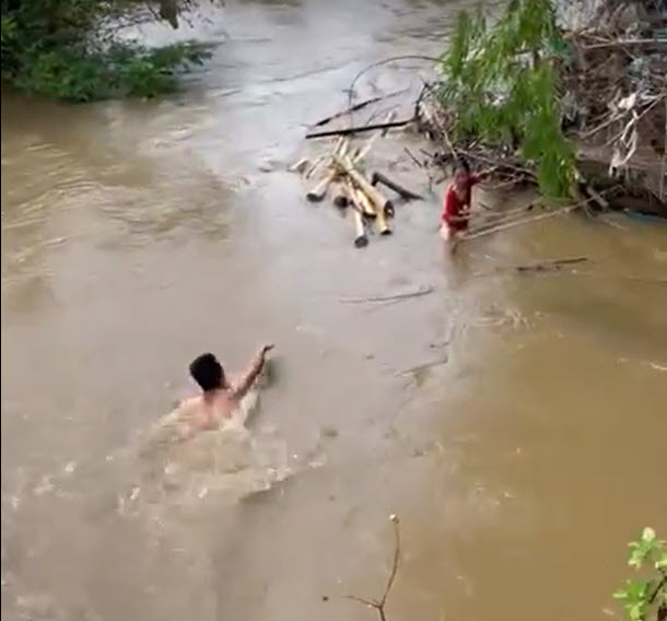 Người hùng nhảy xuống sông cứu bé gái chới với giữa dòng nước hơn 1 tiếng đồng hồ - 1