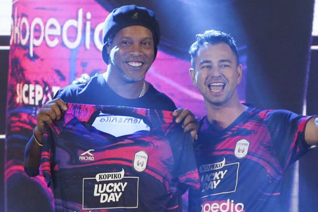 Ronaldinho gia nhập đội bóng Indonesia, đá 1 tuần "bỏ túi" 13,6 tỷ đồng