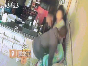 Video: Bị từ chối mở nắp chai, người đàn ông đánh người dã man